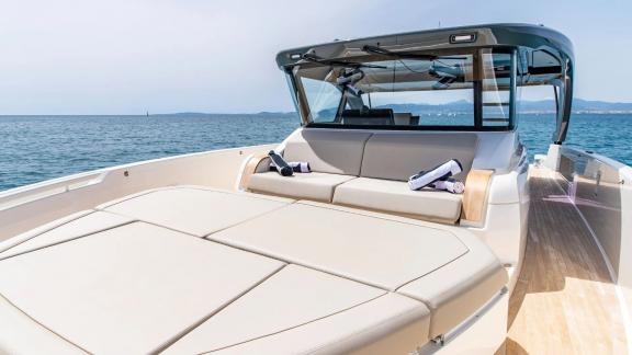Die Motoryacht mit großer Liegefläche fährt vor der Küste von Mallorca.