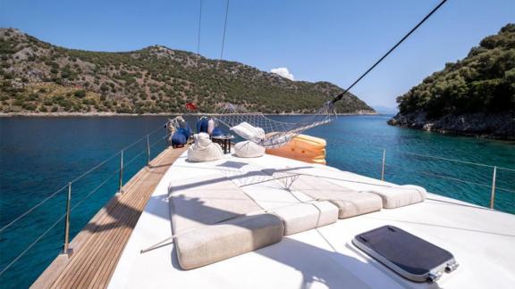 Erleben Sie luxuriöses Sonnenbaden auf dem Deck des Gulet Angelo in Göcek, umgeben von kristallklarem Wasser.