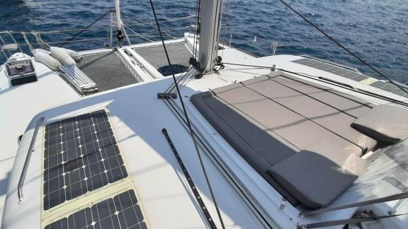 Entspannen Sie auf dem komfortablen Sonnendeck des Katamarans Loryma, ideal für sonnige Tage auf dem Meer.