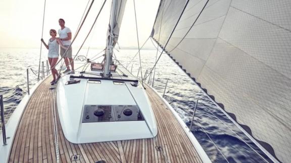 Ein Paar auf dem Deck der Segelyacht Te Amo in Marmaris, ideal für eine Segelreise.