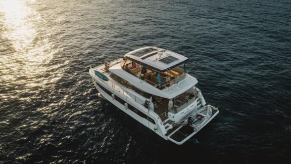 Unter den Katamaran Charter Optionen in Lefkada zeigt Premium eine Ansicht von oben mit Achterdeck im ruhigen Wasser.