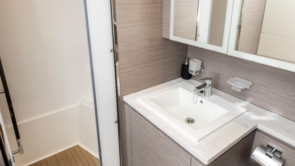 Unter den Katamaran Charter Optionen in Lefkada zeigt Premium Badezimmer mit Waschbecken und Dusche.