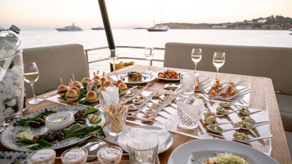 Unter den Katamaran Charter Optionen in Lefkada zeigt Premium gedeckten Tisch auf dem Deck mit Meerblick.