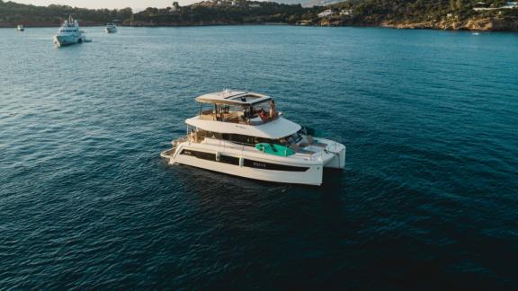 Unter den Katamaran Charter Optionen in Lefkada zeigt Premium eine ruhige Lage vor Anker mit Seitenansicht.