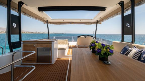 Unter den Katamaran Charter Optionen in Lefkada zeigt Premium Oberdeck mit Tisch und Blick auf das Meer.