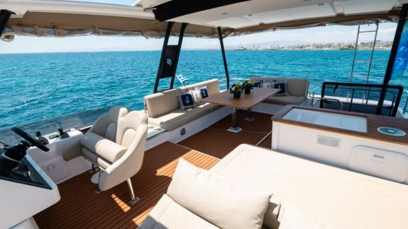 Unter den Katamaran Charter Optionen in Lefkada zeigt Premium Oberdeck mit Tisch und Sitzbereich.