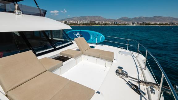 Unter den Katamaran Charter Optionen in Lefkada zeigt Premium Vorderdeck mit Sitzpolstern und Aussicht.