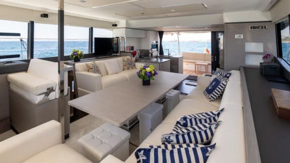 Unter den Katamaran Charter Optionen in Lefkada zeigt Premium Innenraum mit Sitzbereich und Tisch.