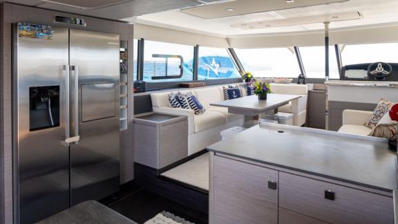 Unter den Katamaran Charter Optionen in Lefkada zeigt Premium Innenraum mit Küche und Sitzbereich.