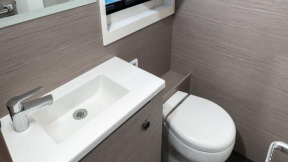 Unter den Katamaran Charter Optionen in Lefkada zeigt Premium Badezimmer mit Waschbecken und WC.