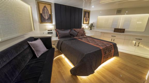 Modernes und gemütliches Schlafzimmer auf der Yacht Simay S, ausgestattet mit eleganter Dekoration und warmer Beleuchtun