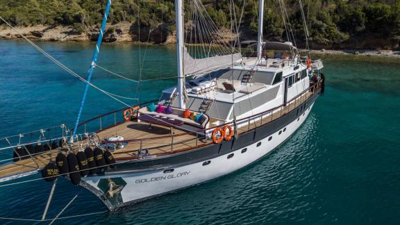 Die Gulet Golden Glory bietet Platz für bis zu 12 Personen in 6 Kabinen, ideal für Ihre Yachtcharter in Bodrum.