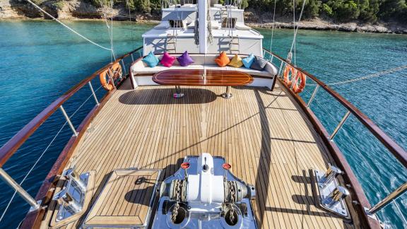 Genießen Sie die Sonne und die Aussicht auf dem geräumigen Deck der Gulet Golden Glory in Bodrum.