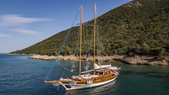 Diese elegante Gulet segelt vor der malerischen Küste Bodrums, ideal für einen entspannten Yachturlaub.