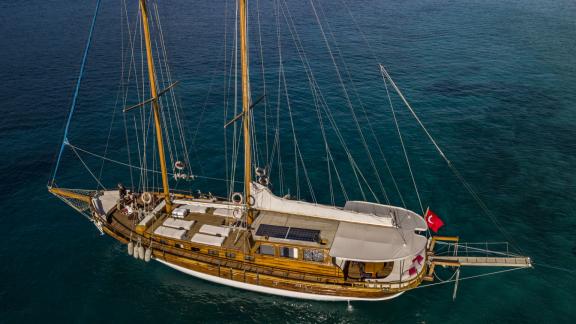 Diese beeindruckende Luftaufnahme zeigt die Gulet Golden Life in den ruhigen Gewässern vor Bodrum.