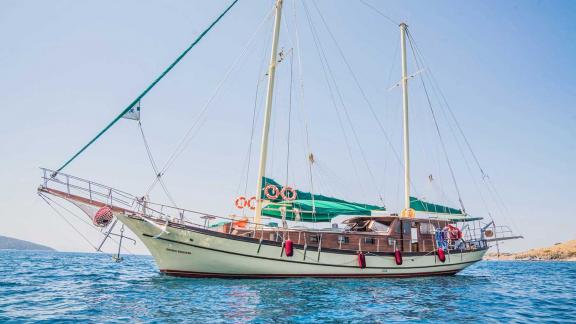 Gulet Golden Princess, Bodrum kıyılarında görkemli bir şekilde yelken açıyor.