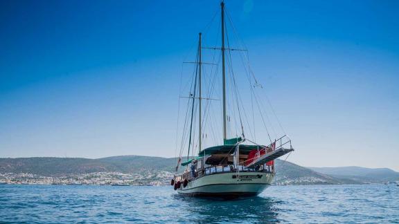 Die Gulet Golden Princess liegt vor Anker im malerischen Hafen von Bodrum.