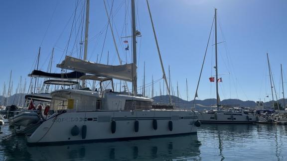 Katamaran Grace II, Türkiye'deki limanda güvenle demirlemiş, sahil boyunca bareboat charter için hazır.