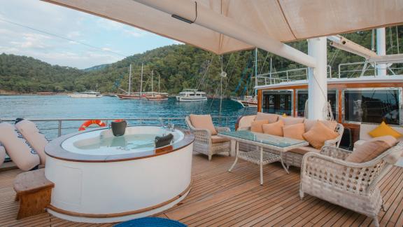 Relaxation area with whirlpool on the Grand Acar Gulet in Fethiye.