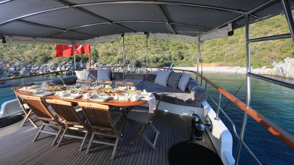 Essbereich auf dem Deck der 24 Meter langen Gulet Grand Sailor, vor Anker in den Gewässern bei Fethiye, Türkei.