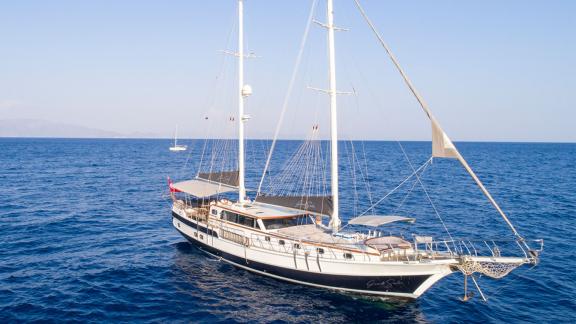 Chartern Sie die 24 Meter lange Gulet Grand Sailor in Fethiye mit 4 geräumigen Kabinen.