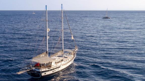 Heckansicht der 24 Meter langen Gulet Grand Sailor auf offenem Meer bei Fethiye, Türkei.