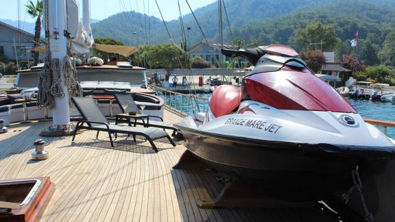 Deck der Grande Mare mit komfortabler Lounge, Sonnenliegen und Jet-Ski. Ideal für einen luxuriösen Yachtcharter in Bodru