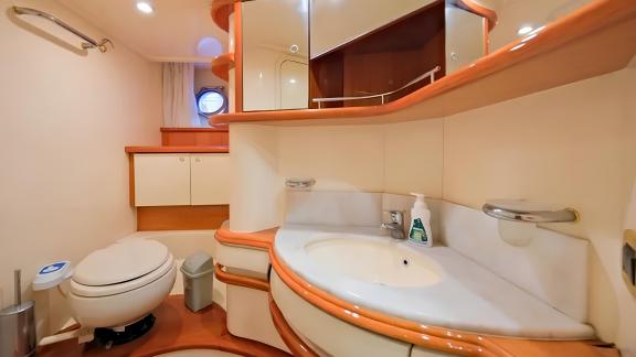 Das moderne Badezimmer der Motoryacht Mirac bietet komfortables und stilvolles Design.