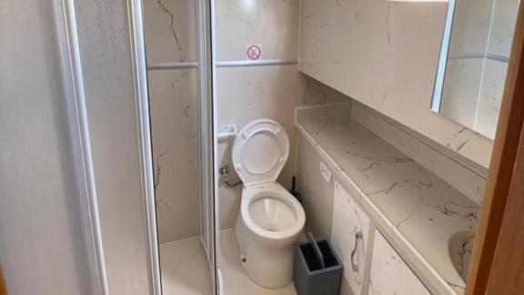 Gulet Emir Bey 1'de duş, tuvalet ve geniş tezgah alanı bulunan temiz ve modern banyo.