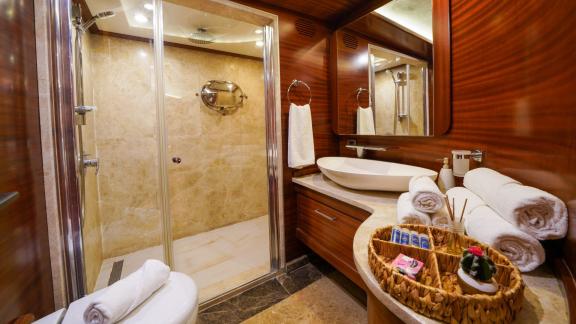 Modern bathroom on the gulet La Bella Vita in Bodrum, with high-quality fittings, a spacious shower and elegant wooden d