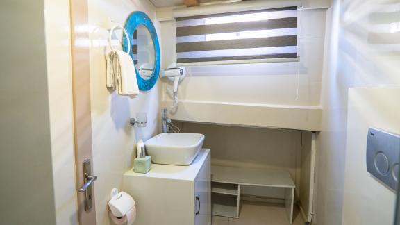 Bodrum'da kiralamak için ideal olan gulet Ametist A'da modern banyo.