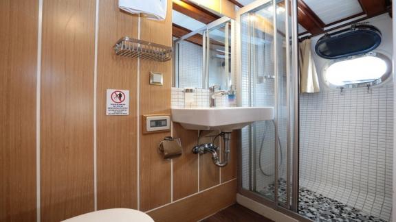 Modernes und gut ausgestattetes Badezimmer der 11 Kabinen Gulet Aegean Clipper in Bodrum.