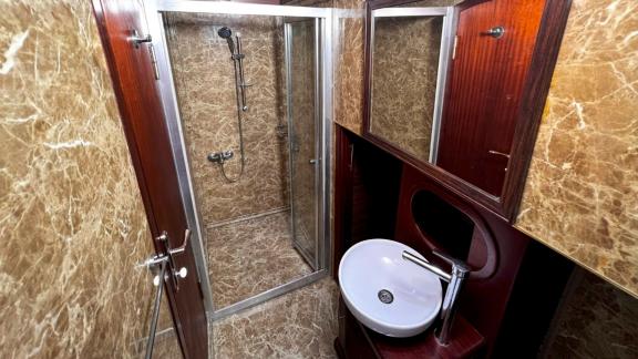 Gulet Freedom'da mermer fayanslı ve modern duş kabinli şık banyo.