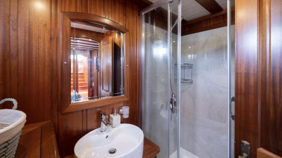 Luxury guest bathroom on Gulet Lorient picture 1