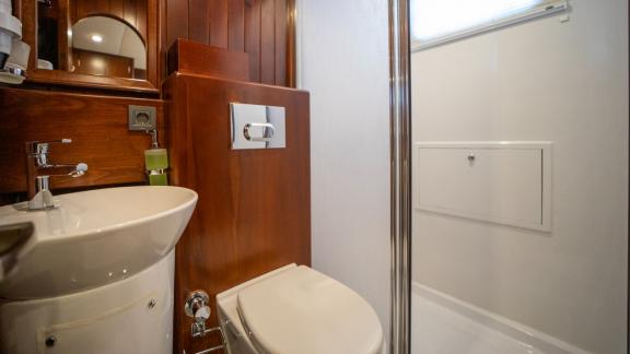 Modern bathroom of the luxurious Gulet Uluçınar in Bodrum, Turkey, with elegant fixtures.