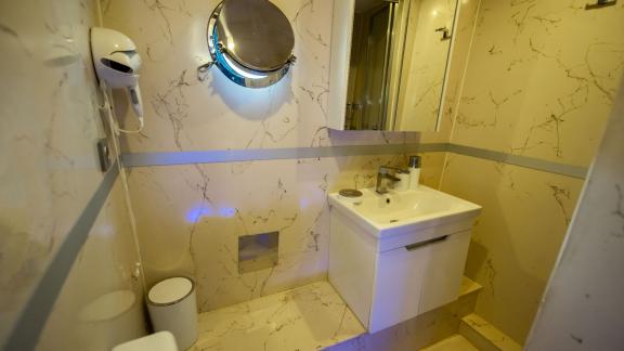 Modern and elegant bathroom of the Gulet Buse, perfectly equipped for comfort on board in Bodrum.