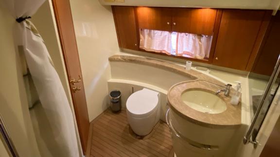 Das moderne Badezimmer der Motoryacht Bonus ist stilvoll und funktional.