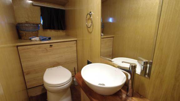 Entspannen Sie im modernen Badezimmer an Bord der Gulet Su Perisi C in Bodrum.