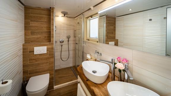 The stylish and well-equipped bathroom of the Motor Yacht Riva offers top comfort.