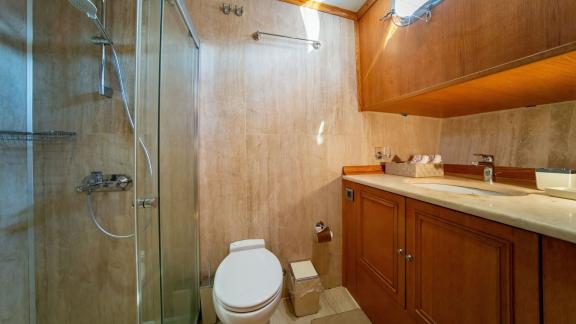 Guest bathroom of luxury gulet Babylon picture 3