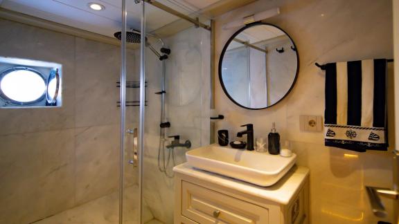 The stylish and modern bathroom of the Gulet Caustic in Bodrum, equipped with all amenities.