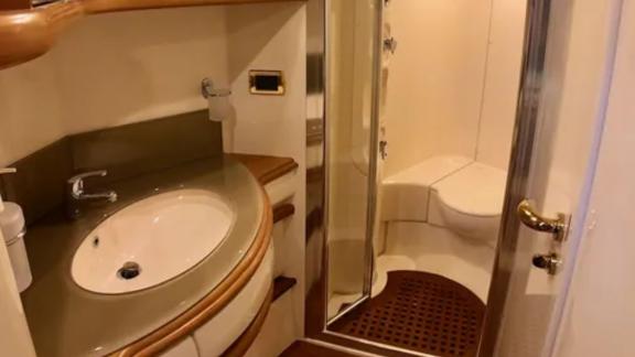 Das Badezimmer auf der Motoryacht Cosmos bietet Komfort mit stilvollem und modernem Design.