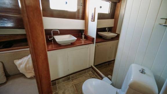 Elegantes Badezimmer eines Gulets mit 4 Kabinen zur Charter auf den griechischen Inseln.