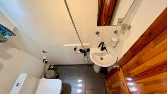 Gulet Simi'de duş, lavabo ve tuvalet bulunan pratik banyo, günlük ihtiyaçlarınız için ideal.