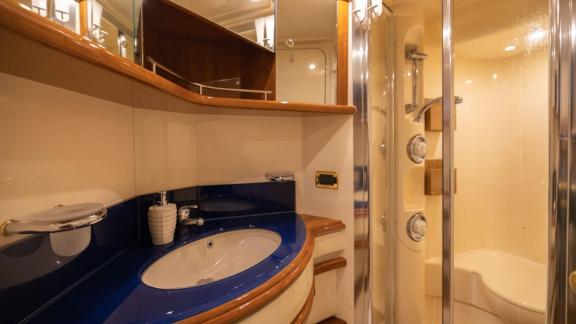 Modern ausgestattetes, luxuriöses Badezimmer auf der Motoryacht Siena.