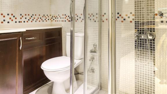 Stylish bathroom with shower on the Gulet Hasay.