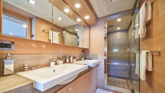 Modernes und luxuriöses Badezimmer der Acceptus Yacht in Kroatien, ideal für höchsten Komfort.