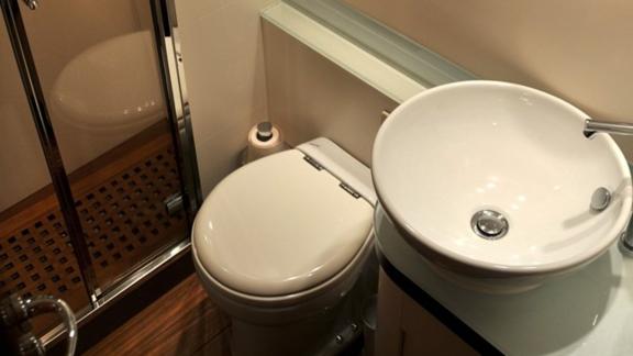 Aquazoe motoryatının banyosu, modern tasarımı ve şık lavabo alanıyla dikkat çekiyor.