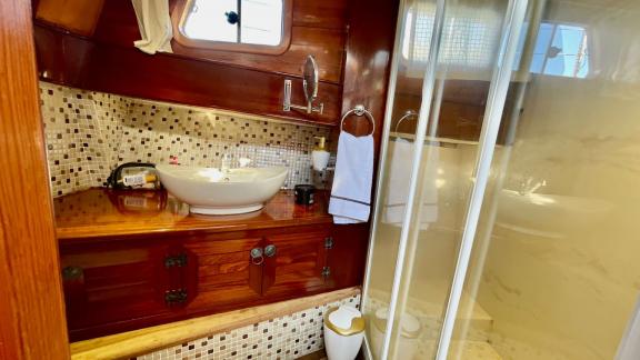 Nutzen Sie das Badezimmer an Bord der Gulet Daphne S mit moderner Dusche und elegantem Waschbecken.