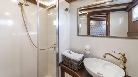 Modernes Badezimmer der Gulet-Yacht Jasemin 1 mit Dusche und stilvollem Waschbecken.